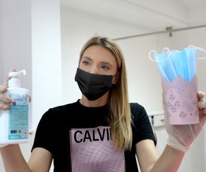03.05.2020., Sibenik - Vlasnica najstarijeg kozmetickog salona Darling nakon skoro dva mjeseca pauze prvo je obojala zidove, a nakon toga pripremila i prilagodila salon za rad po naputcima Stozera civilne zastite u borbi protiv koronavirusa. 
Photo: Dusko Jaramaz/PIXSELL