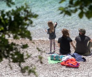 3.5.2020., Rijeka -  Tek poneki gradjani odlucili su iskoristiti toplo ali burno popodne na plazi. Photo: Nel Pavletic/PIXSELL