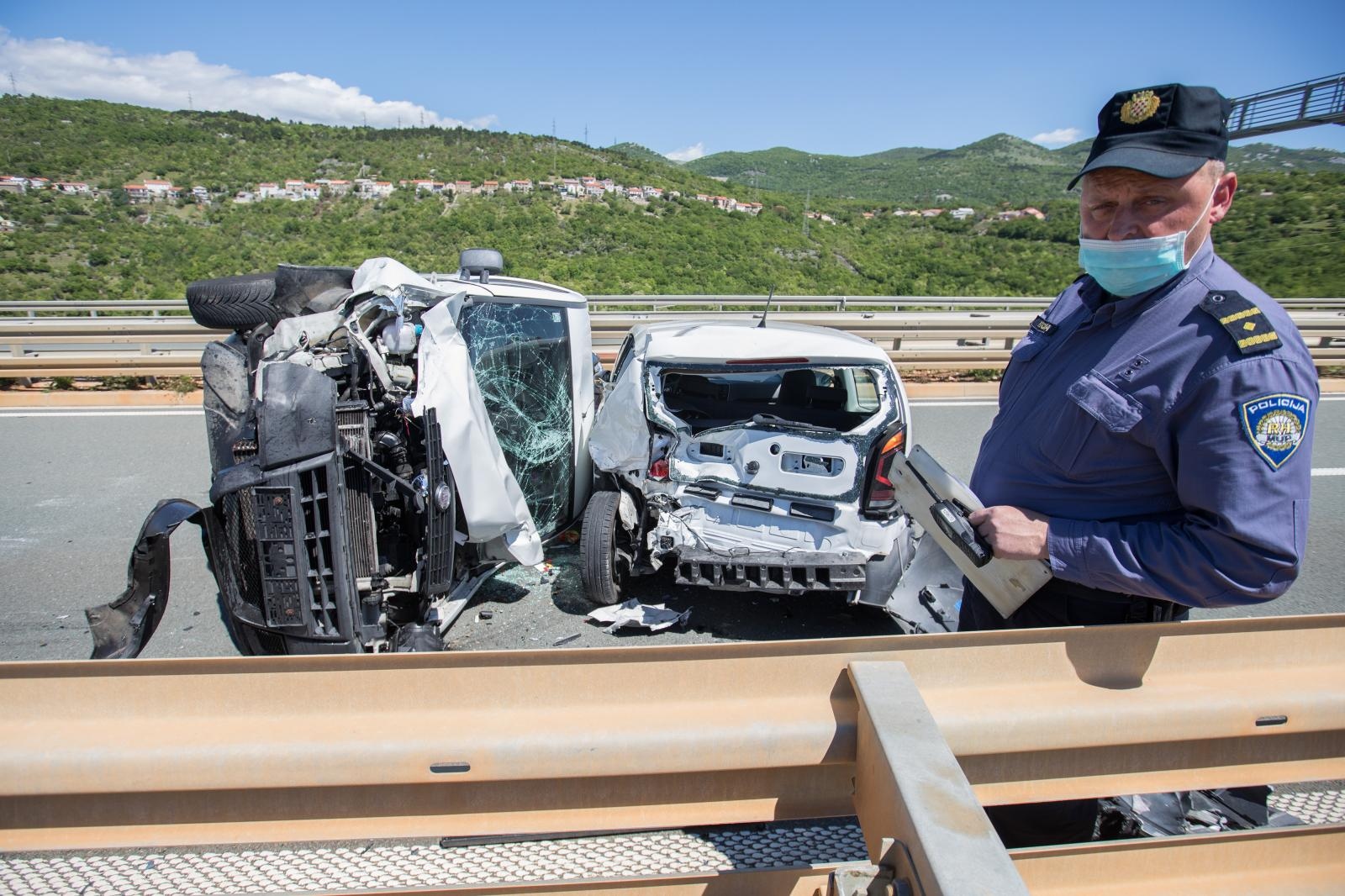 04.05.2020., Rijeka - Na cesti A7  izmedju cvorova sv. Kuzam i Hreljin u smjeru Krka doslo je do prometne nesrece u kojoj su sudjelovala dva automobila i kombi. Photo: Nel Pavletic/PIXSELL
