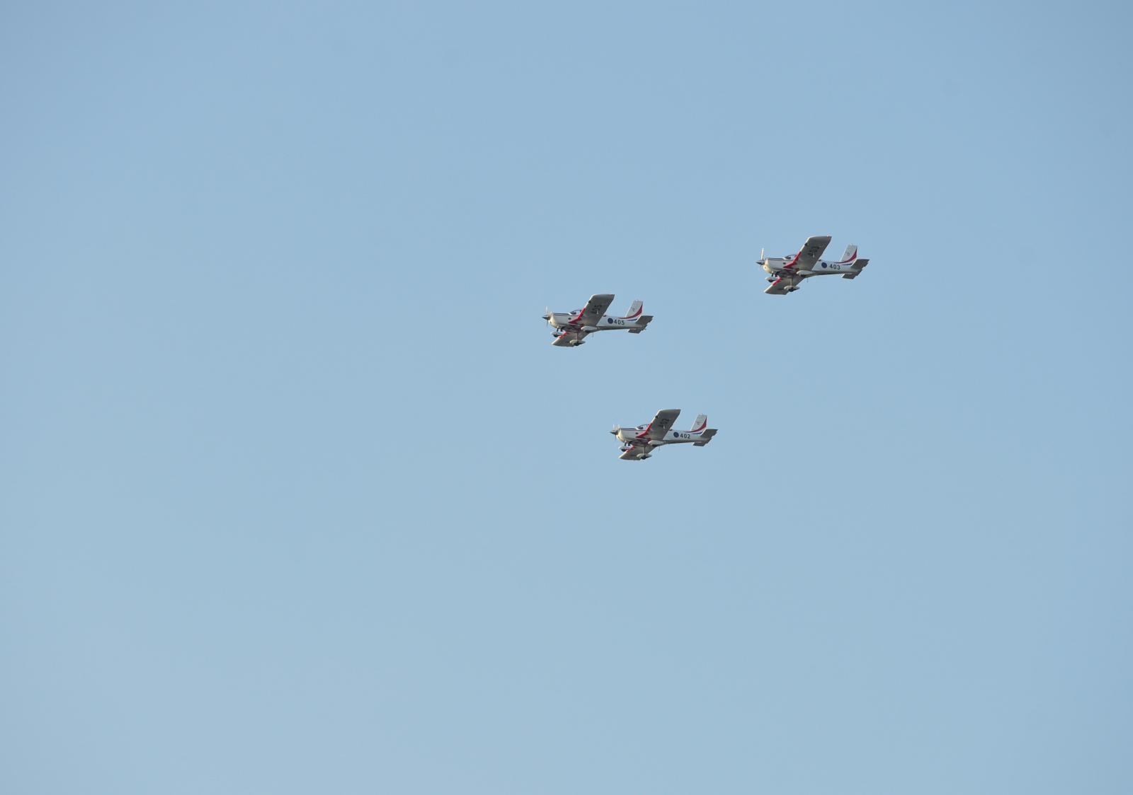 04.08.2015., Zagreb - Povodom obiljezavanja Dana domovinske zahvalnosti, Dana hrvatskih branitelja i 20. obljetnice vojno-redarstvene operacije Oluja odrzan je svecani mimohod kroz Ulicu grada Vukovara, od Avenije Marina Drzica do Savske ulice. Na mimohodu su sudjelovali pripadnici Oruzanih snaga RH-a, MUP-a, operativnih snaga civilnih struktura, branitelji i povijesne postrojbe, mehanizirana sastavnica s borbenim i neborbenim vozilima, a zrakom su proletjeli zrakoplovi Hrvatskog ratnog zrakoplovstva i protuzracne obrane. Prelet zrakoplovnog postroja. Tri aviona Zlin 242 L predvodio je pukovnik Zeljko Harapin. 
Photo: Marko Prpic/PIXSELL
