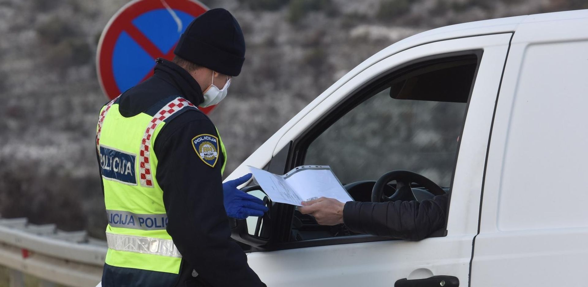 05.04.2020., Sibenik - Danas je posljednji dan kako gradjani RH mogu koristiti stare dozvole za kretanje iz grada u grad zbog radnih obveza. Photo: Hrvoje Jelavic/PIXSELL