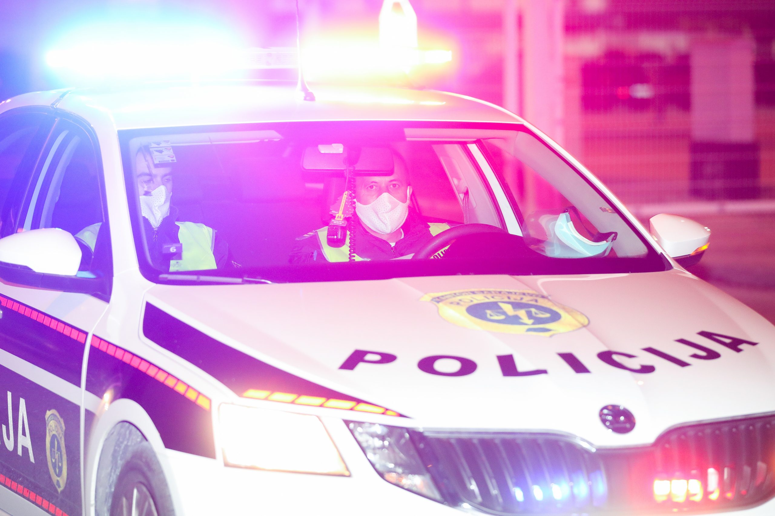 05.04.2020., Sarajevo, Bosna i Hercegovina - Drzavljani Bosne i Hercegovine koji su bili u Svedskoj, zrakopovom su stigli veceras u Sarajevo. Autobusima su dalje prevezeni u u karanetenu studentskog doma Bjelave. 
Photo: Armin Durgut/PIXSELL