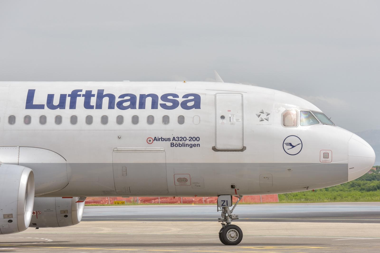 05.05.2018., Zadar - U zracnu luku Zadar jutros je svecano sletio prvi zrakoplov Lufthanse iz Frankfurta. Airbus A-319 docekan je atraktivnim „krstenjem“ vodenim topovima vatrogasne postrojbe Zracne luke Zadar, a uruceni su i prigodni darovi za putnike u dolasku i odlasku. Nakon linije za Munchen, rijec je o drugoj liniji ove kompanije prema Zracnoj luci Zadar i ukupno devetom odredistu Lufthansa Grupe. Zadar ce dva puta tjedno biti povezan s jednim od najvecih europskih zrakoplovnih cvorišta Frankfurtom, zrakoplovima Airbus A319, i to subotom i nedjeljom. 
Photo: Dino Stanin/PIXSELL