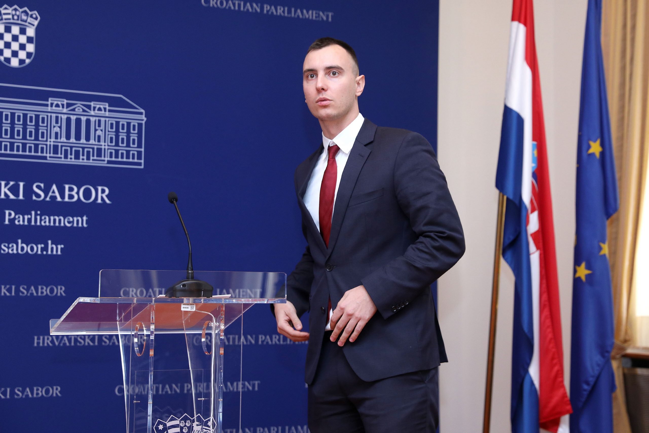 06.02.2020., Zagreb - Na konferenciji za medije Kluba zastupnika Nezavisne liste mladih odrzanoj u Saboru o temi: "Uvodjenje eura – je li Hrvatska spremna?" govorio je zastupnik Marin Skibola.
Photo: Patrik Macek/PIXSELL