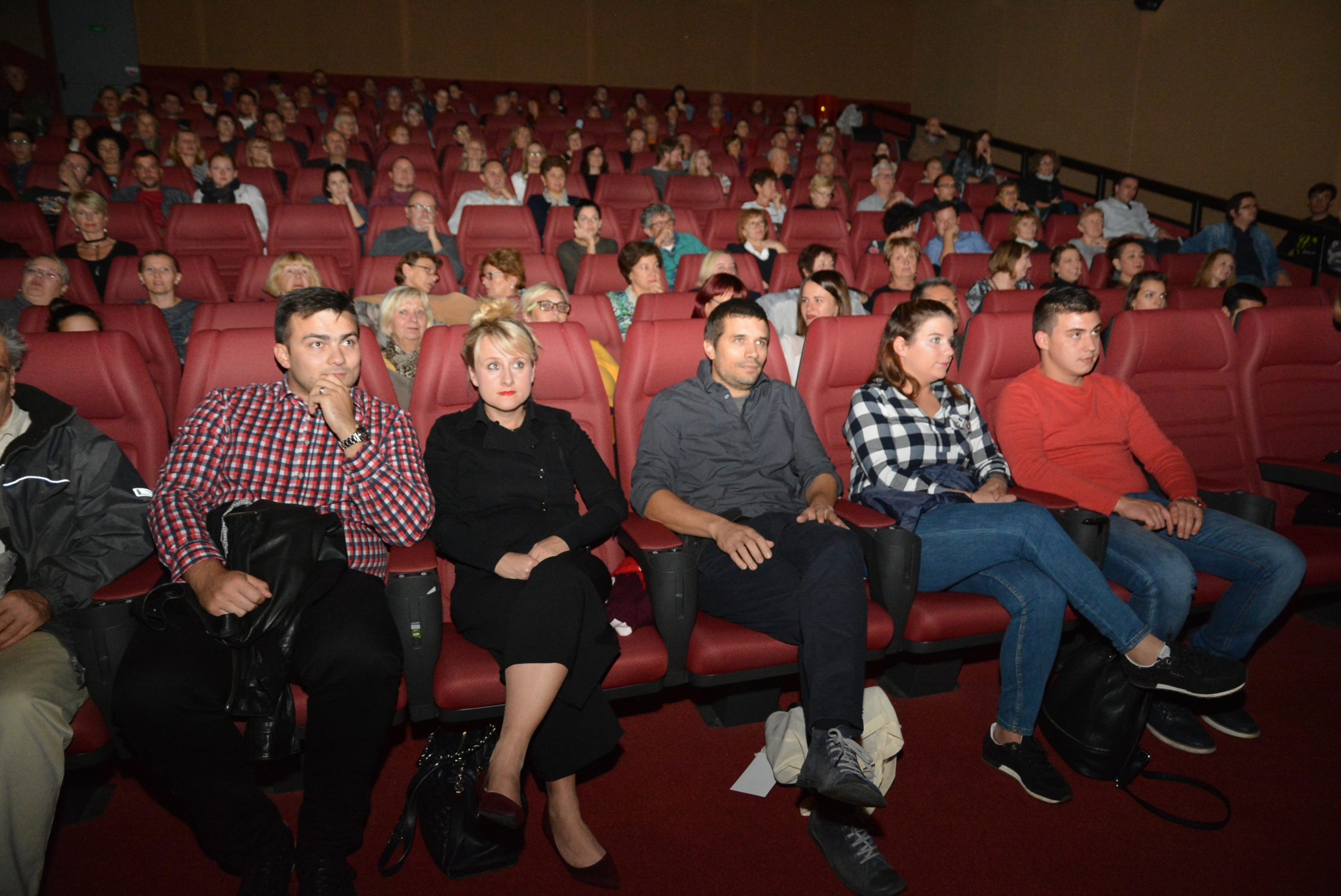06.10.2017., Bjelovar - U kulturnom i multimedijskom centru zavrseno je 12. izdanje DOKUarta – medjunarodnoga festivala dokumentarnog filma. U tjedan dana festivala prikazano je sedam domacih i stranih filmova (ukljucujuci tri hrvatske premijere) prema izboru selektorice festivala Rade Sesic. Posljednju vecer festivala u ponudi je bio sjajan dokumentarni film "Vijesti iz Laayouna" bjelovarskog redatelja Djure Gavrana. Film je odusevio publiku a komentirao ga je sam redatelj Djuro Gavran.
Photo: Damir Spehar/PIXSELL