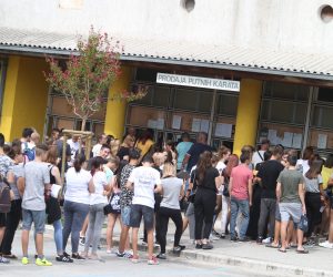 Split: Uoči početka nove školske godine učenici u redovima čekaju za nove pokazne karte 07.09.2018., Split - Dok su ucenici u skolama sirom Hrvatske vec polako zagrijali svoje skolske klupe ucenike u Splitsko-dalmatinskoj zupaniji to ceka sljedeci tjedan. Po obicaju prije pocetka skolske godine mladi Splicani cekaju u dugackim redovima za nove pokazne karte. Njima bi sigurno bilo draze da je netko napravio neku korisnu aplikaciju jer ionako svi imaju pametne mobitele.

Photo: Ivo Cagalj/PIXSELL