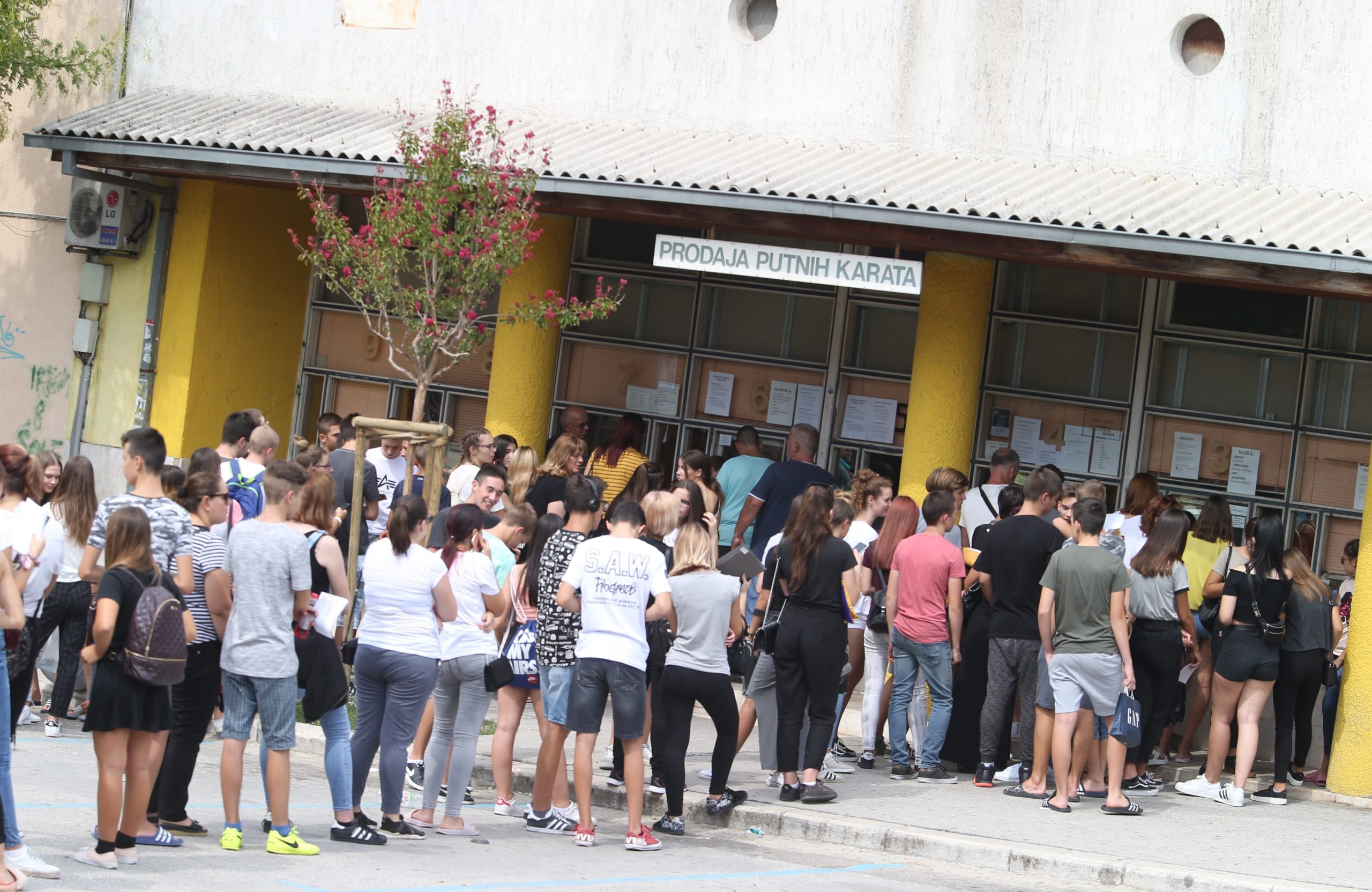 Split: Uoči početka nove školske godine učenici u redovima čekaju za nove pokazne karte 07.09.2018., Split - Dok su ucenici u skolama sirom Hrvatske vec polako zagrijali svoje skolske klupe ucenike u Splitsko-dalmatinskoj zupaniji to ceka sljedeci tjedan. Po obicaju prije pocetka skolske godine mladi Splicani cekaju u dugackim redovima za nove pokazne karte. Njima bi sigurno bilo draze da je netko napravio neku korisnu aplikaciju jer ionako svi imaju pametne mobitele.

Photo: Ivo Cagalj/PIXSELL