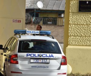 08.03.2017., Sibenik - Policija privodi osumnjicene zbog sumnje u gospodarski kriminal u Jadranskoj banci. Photo: Dusko Jaramaz/PIXSELL
