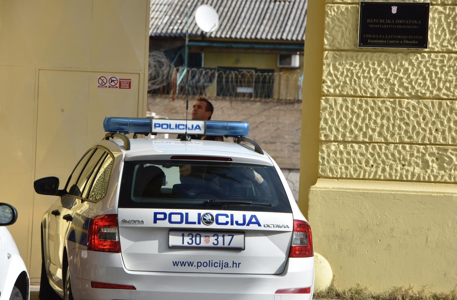 08.03.2017., Sibenik - Policija privodi osumnjicene zbog sumnje u gospodarski kriminal u Jadranskoj banci. Photo: Dusko Jaramaz/PIXSELL