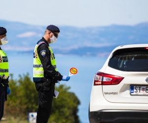 09.05.2020., Nerezisca, Brac - Policijska kontrola na ulazu u mjesto Nerezisca na Bracu.
Photo: Milan Sabic/PIXSELL