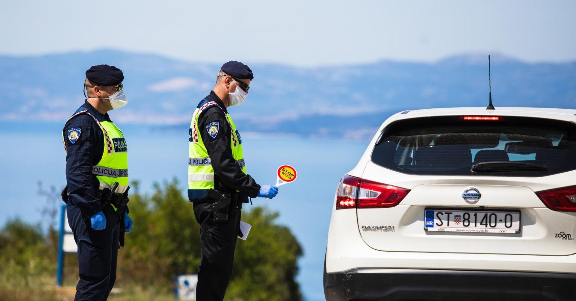 09.05.2020., Nerezisca, Brac - Policijska kontrola na ulazu u mjesto Nerezisca na Bracu.
Photo: Milan Sabic/PIXSELL