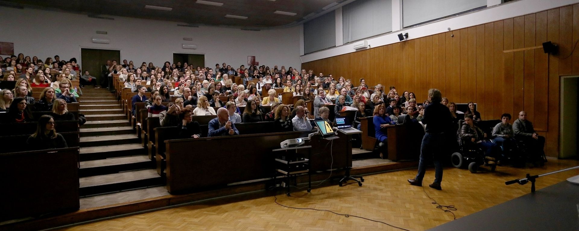 Zagreb: Predavanje Ivana Đikića na Filozofskom fakultetu 09.11.2018., Zagreb - Filozofski fakultet, promocija knjige Izvan okvira Edite Slunjski i predavanje Predavanje prof. dr. sc. Ivana Djikica "Kvalitetnim obrazovanjem do uspjesnog drustva" na Filozofskom fakultetu. Photo: Dalibor Urukalovic/PIXSELL