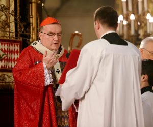 10.02.2020., Zagreb - Zagrebacki nadbiskup kardinal Josip Bozanic predvodio je u zagrebackoj katedrali euharistijsko slavlje. Ove godine obiljezava se 60. obljetnica smrti blazenoga Alojzija Stepinca. U euharistijskom slavlju, kao i svake godine, zahvalio se Gospodinu za milosti koje se po daru Blazenika primaju u Crkvi i narodu te ce se moliti za njegovu sto skoriju kanonizaciju. 
Photo: Dalibor Urukalovic/PIXSELL