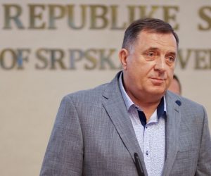 10.04.2020., zgrada Vlade RS, Banja Luka (BiH) – Fahrudin Radoncic, ministar sigurnosti Bosne i Hercegovine, sastao se  s clanom Predsjednistva BiH Miloradom Dodikom i Draganom Lukacem, ministrom unutarnjih poslova RS,
Photo: Dejan Rakita/PIXSELL