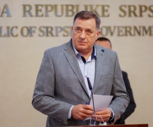 10.04.2020., zgrada Vlade RS, Banja Luka (BiH) – Fahrudin Radoncic, ministar sigurnosti Bosne i Hercegovine, sastao se  s clanom Predsjednistva BiH Miloradom Dodikom i Draganom Lukacem, ministrom unutarnjih poslova RS,
Photo: Dejan Rakita/PIXSELL