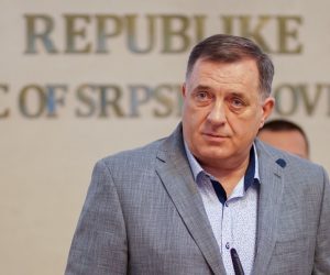 10.04.2020., zgrada Vlade RS, Banja Luka (BiH) – Fahrudin Radoncic, ministar sigurnosti Bosne i Hercegovine, sastao se  s clanom Predsjednistva BiH Miloradom Dodikom i Draganom Lukacem, ministrom unutarnjih poslova RS,
Photo: Dejan Rakita/PIXSELL