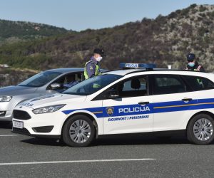 10.05.2020., Sibenik - Stozer Civilne Zastite razmatra ukidanje E-propusnica u vecem dijelu Republike Hrvatske. Kontrola E-propusnica na izlazu sa autoceste A-1 kod Sibenika. Photo: Hrvoje Jelavic/PIXSELL