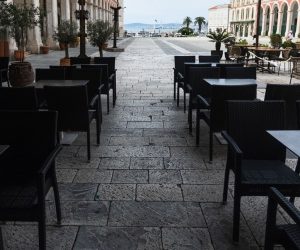 10.05.2020., Split - Kafici u centru grada pripremaju svoje terase za otvorenje i pocetak rada u ponedjeljak. Radnici mjere udaljenosti izmedu stolova i postavljaju ih prema uputama.
Photo: Milan Sabic/PIXSELL