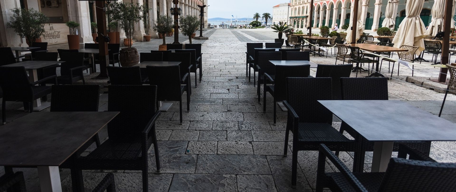 10.05.2020., Split - Kafici u centru grada pripremaju svoje terase za otvorenje i pocetak rada u ponedjeljak. Radnici mjere udaljenosti izmedu stolova i postavljaju ih prema uputama.
Photo: Milan Sabic/PIXSELL