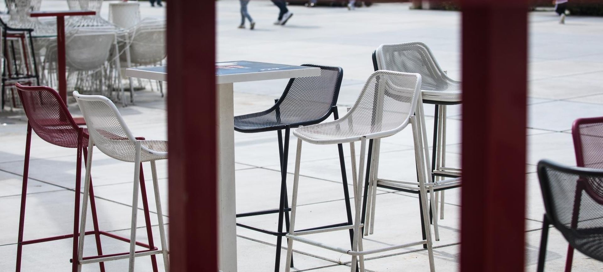 10.05.2020., Split - Kafici u centru grada pripremaju svoje terase za otvorenje i pocetak rada u ponedjeljak. Radnici mjere udaljenosti izmedu stolova i postavljaju ih prema uputama.
Photo: Milan Sabic/PIXSELL