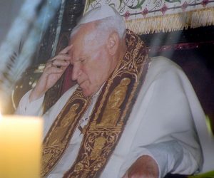 02.04.2005., Zagreb - Zagrebacka katedrala, gradjani se mole i pale svijece za preminulog papu Ivana Pavla II. Stotine lampasa ispred katedrale.
Photo: Marko Lukunic/PIXSELL