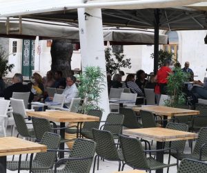 11.05.2020., Split - Splicani nakon otvorenja dijela kafica na rivi reagiraju jos sramezljivo iako ponegdje gdje postoji tradicija jutarnjeg ispijanja kave ima i vise gostiju. Photo: Ivo Cagalj/PIXSELL