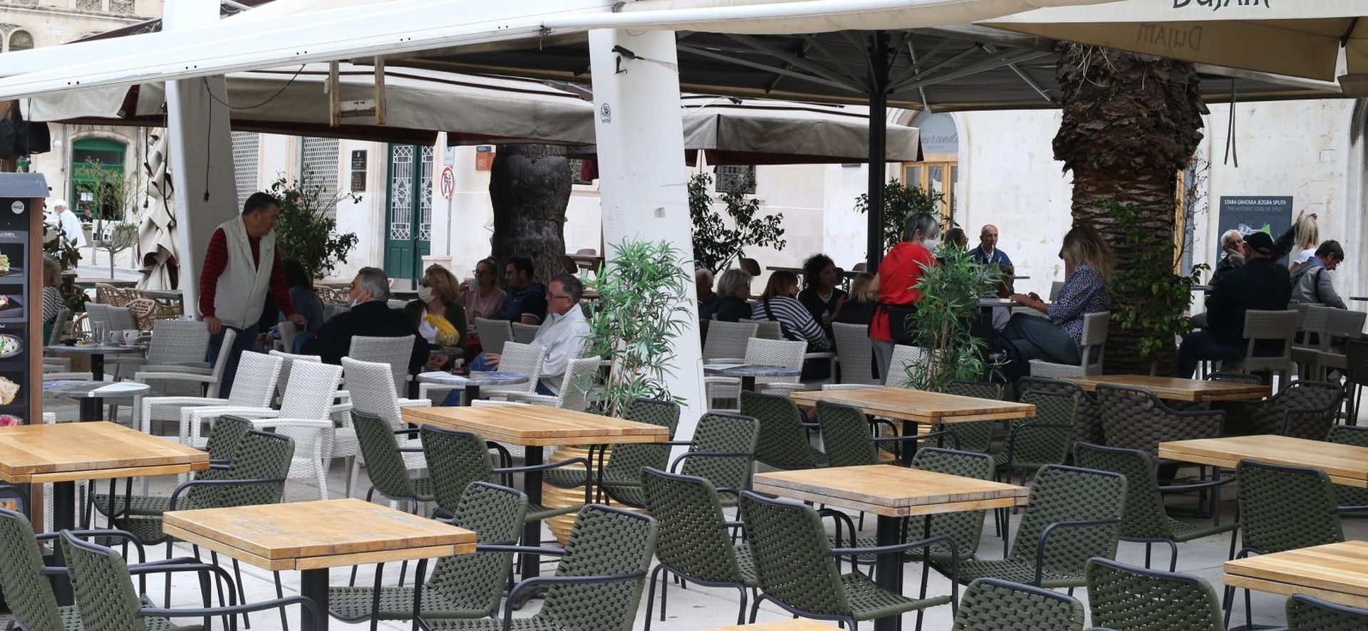11.05.2020., Split - Splicani nakon otvorenja dijela kafica na rivi reagiraju jos sramezljivo iako ponegdje gdje postoji tradicija jutarnjeg ispijanja kave ima i vise gostiju. Photo: Ivo Cagalj/PIXSELL
