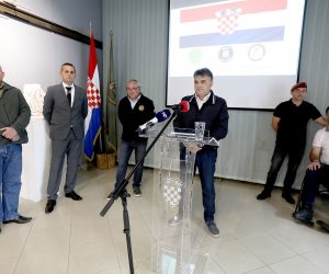 11.05.2020., Zagreb - U sjedistu udruge odrzana je konferencija za medije Udruge specijalne policije iz Domovinskog rata RH i Zbora udruga veterana hrvatskih gardijskih postrojbi "Zajedno u ratu, zajedno u miru". predsjednik Saveza udruga dragovoljaca HOS-a Boro Barisic, Kresimir Maretic, Zoran Maras Photo: Patrik Macek/PIXSELL