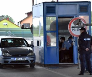 11.05.2020. Slavonski Brod - Na granicnom prijelazu s BiH u Slavonskom Brodu za sada je moguc prijelaz uz obaveznu putovnicu i ogranicen je na odredjene kategorije osoba. Photo: Ivica Galovic/ PIXSELL