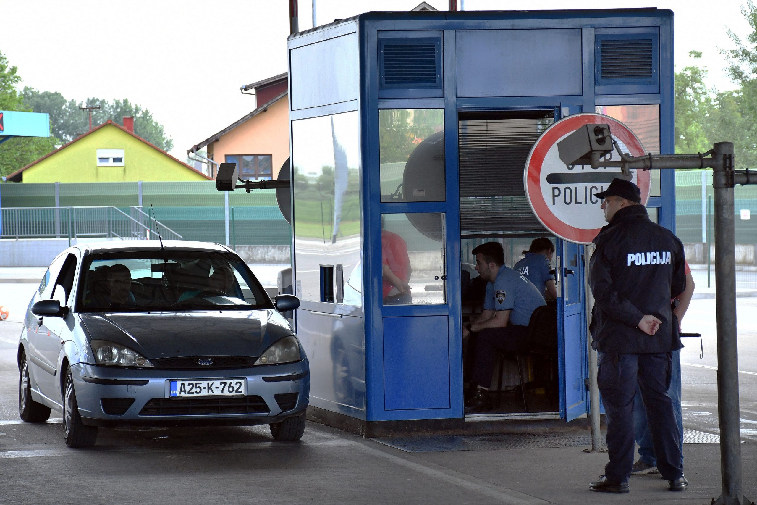 11.05.2020. Slavonski Brod - Na granicnom prijelazu s BiH u Slavonskom Brodu za sada je moguc prijelaz uz obaveznu putovnicu i ogranicen je na odredjene kategorije osoba. Photo: Ivica Galovic/ PIXSELL