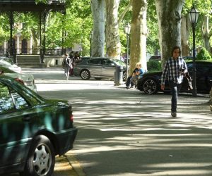 11.05.2020., Zagreb - Iako je park Zrinjevac pun automobila ljudi i dalje vole uzivati u ljepoti parka. 
Photo: Marko Lukunic/PIXSELL