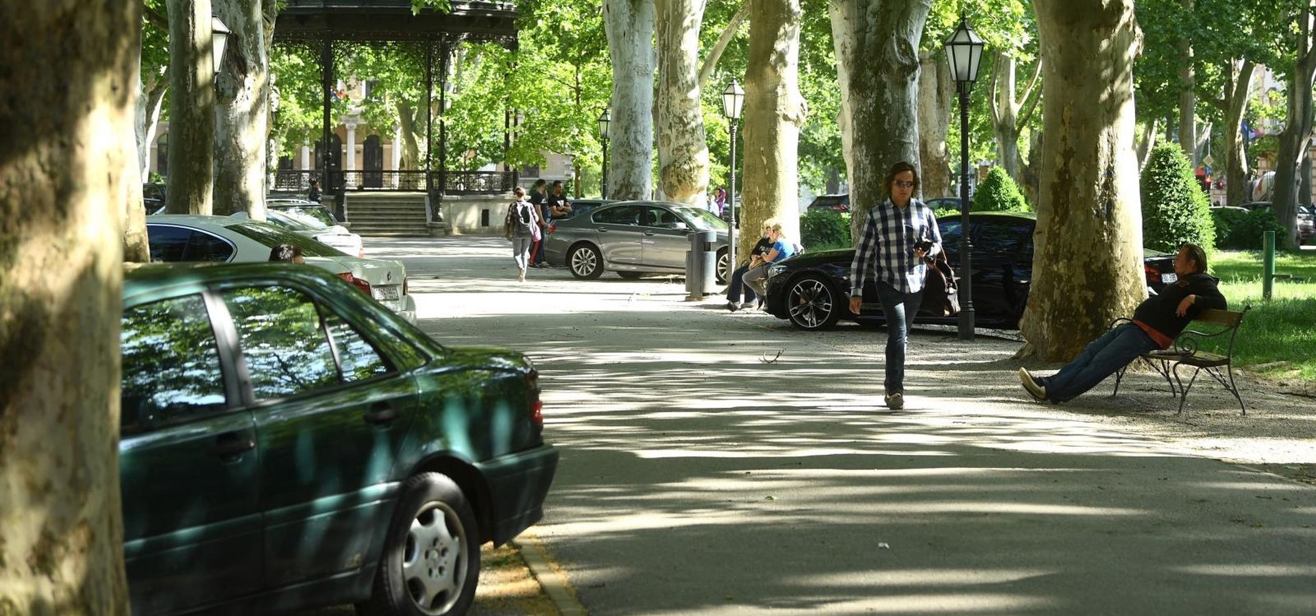 11.05.2020., Zagreb - Iako je park Zrinjevac pun automobila ljudi i dalje vole uzivati u ljepoti parka. 
Photo: Marko Lukunic/PIXSELL