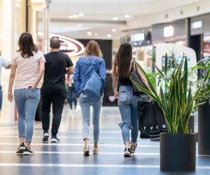 11.05.2020., Zagreb - Od danas ponovno rade sve trgovine u Arena Centru. Kupci obilaze trgovine.
Photo: Davor Puklavec/PIXSELL