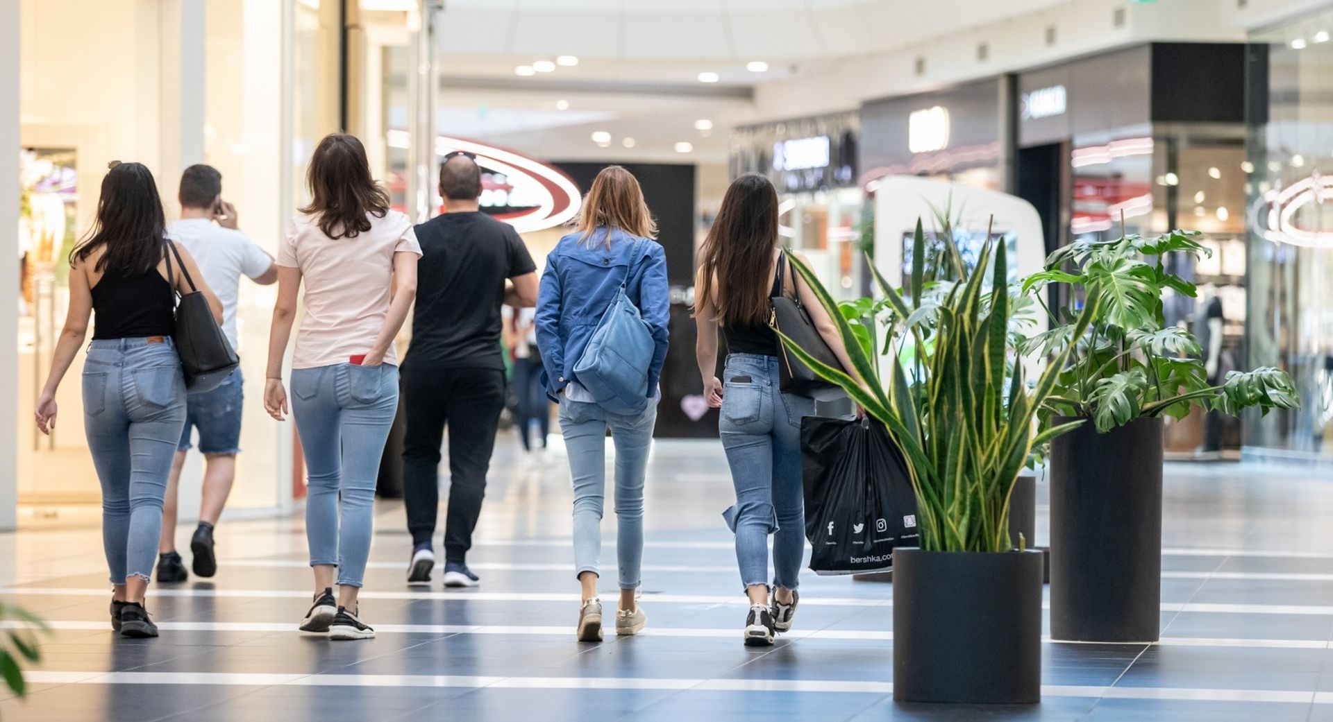 11.05.2020., Zagreb - Od danas ponovno rade sve trgovine u Arena Centru. Kupci obilaze trgovine.
Photo: Davor Puklavec/PIXSELL