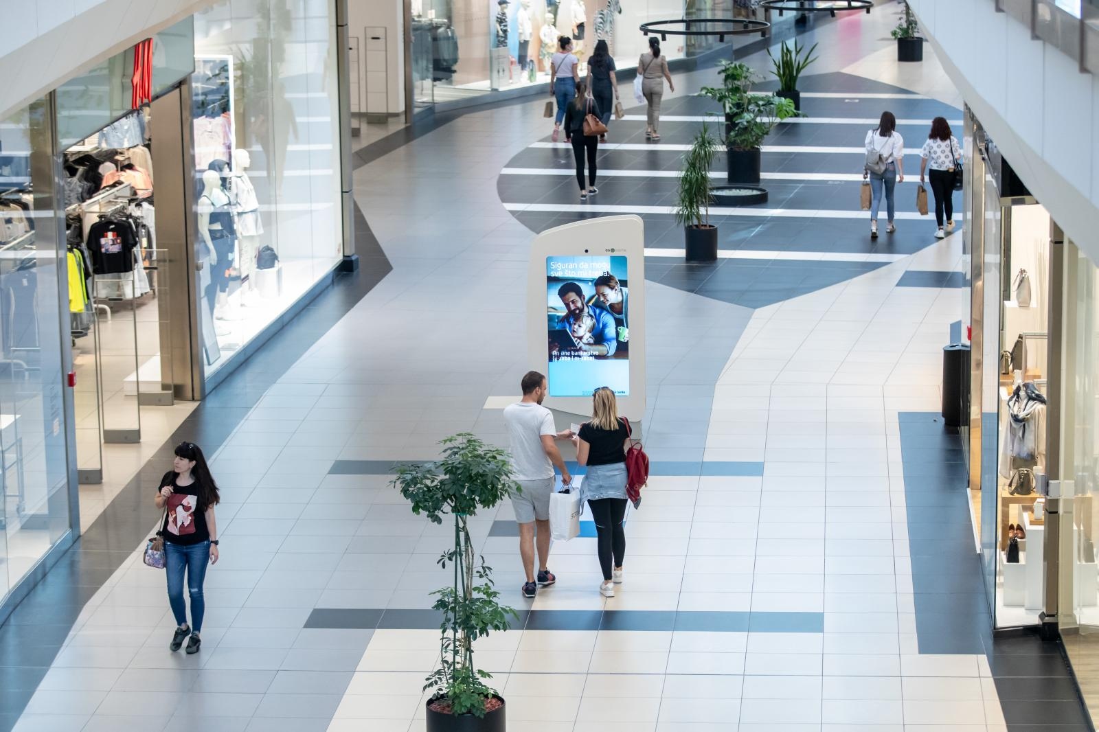 11.05.2020., Zagreb - Od danas ponovno rade sve trgovine u Arena Centru. Kupci obilaze trgovine.
Photo: Davor Puklavec/PIXSELL