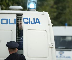 11.10.2006., Zagreb - Prije pocetka kvalifikacijske utakmice za Europsko prvenstvo izmedju Hrvatske i Engleska policija je privela navijace koji su pravili nerede. Photo: Sanjin Strukic/PIXSELL