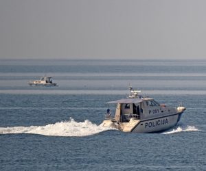 12.04.2020., Pula - Policija uz cestovne kontrole  vrsi  ophopdnju  svojim brzim brodom uz obalu pulskog akvatorija zbog pojacanog prometa malim brodicama ali i okupljanjima na plazama.
 Photo: Dusko Marusic /PIXSELL