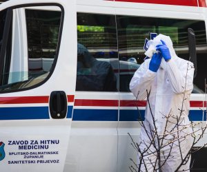 12.04.2020., Split - Zapocelo prebacivanje sticenika doma za starije i nemocne u Splitu u karantenu u Makarskoj.
Photo: Milan Sabic/PIXSELL