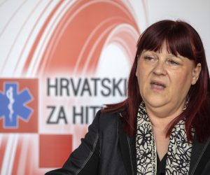 12.05.2020., Pula - Ravnateljica Hrvatskog zavoda za hitnu medicinu Maja Grba-Bujevic posjetila je zavod za hitnu medicinu Istarske zupanije te urucila priznanje za predan rad i nesebicno zbrinjavanje pacjenata tjekom pandemije.
Photo: Srecko Niketic/PIXSELL