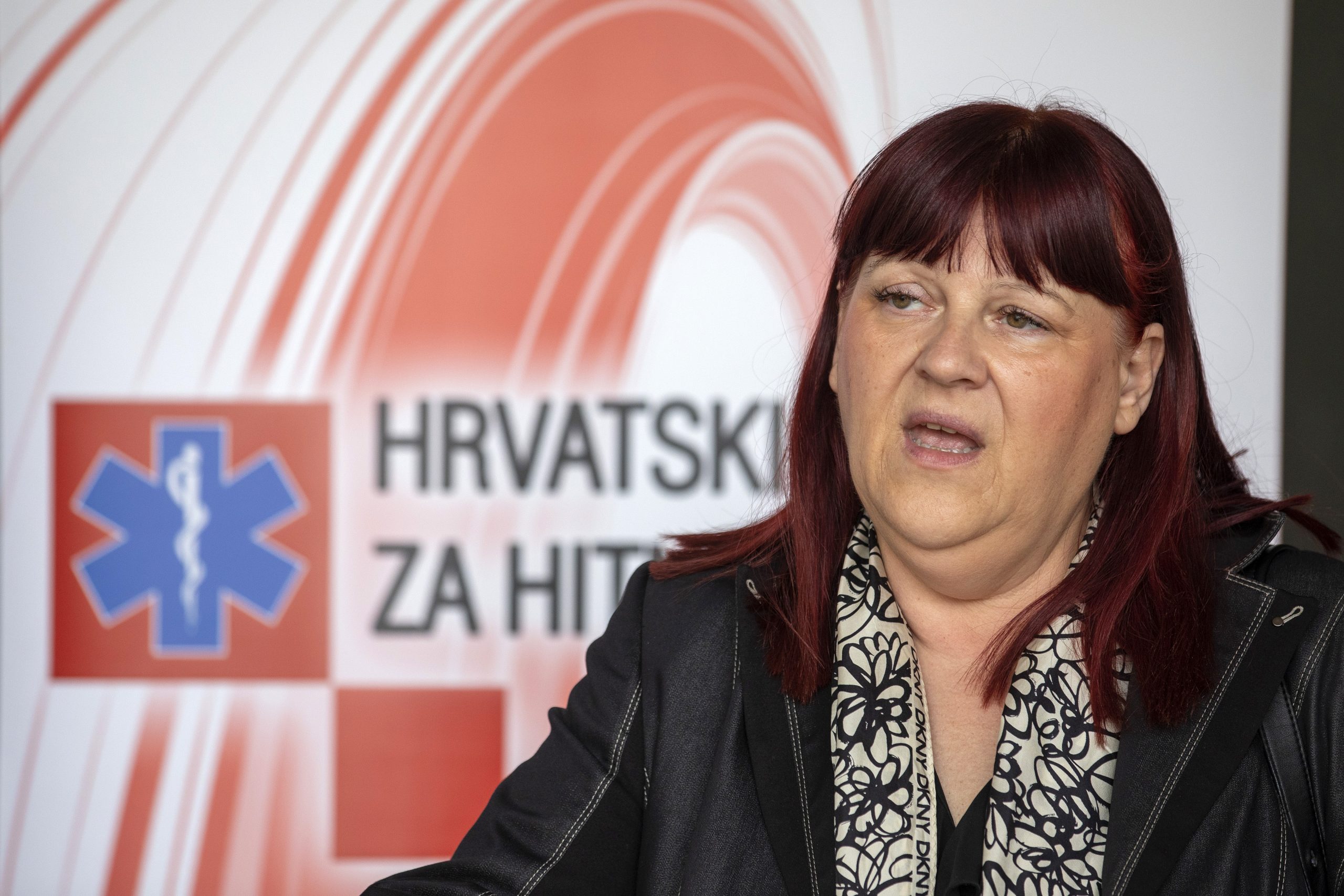 12.05.2020., Pula - Ravnateljica Hrvatskog zavoda za hitnu medicinu Maja Grba-Bujevic posjetila je zavod za hitnu medicinu Istarske zupanije te urucila priznanje za predan rad i nesebicno zbrinjavanje pacjenata tjekom pandemije.
Photo: Srecko Niketic/PIXSELL