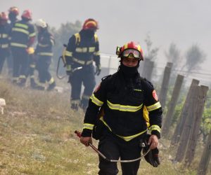 13.05.2020., Sibenik - Sumski pozar na podrucju Jadrtovca uz kopnene vatrogasne snage radi i jedan kanader. Photo: Hrvoje Jelavic/PIXSELL