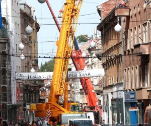 14.05.2020., Zagreb - Ilica kao gradjevinska zona. Veliki broj dizalica i aktivna sanacija krovova, dimnjaka, procelja i ostalih dijelova zgrada stradalih u potresu onemogucuju nesmetan prolaz gradjana kroz Ilicu na potezu od Frankopanske do Trga bana Josipa Jelacica. Photo: Sanjin Strukic/PIXSELL