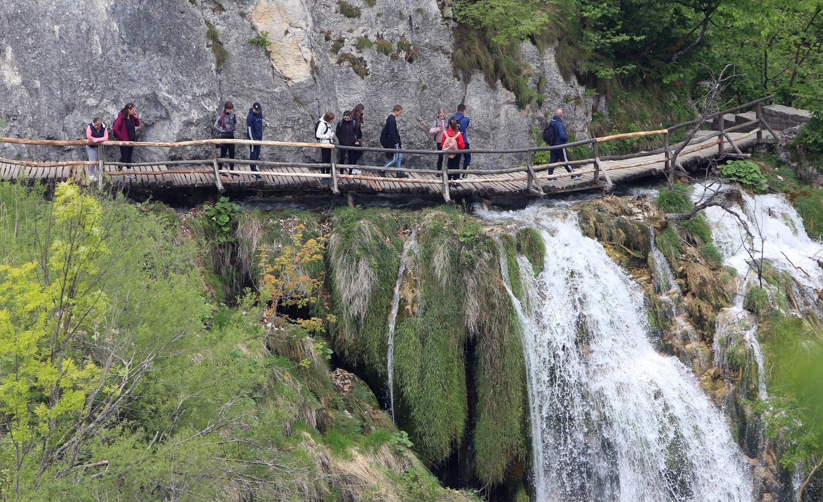 16.05.2020., Plitvicka jezera - Popularna cijena ulazice od 50 kuna za odrasle, 30 za studente i 25 kn za djecu u NP Plitvicka jezera privukla je brojne domace turiste. Tijekom subote nacionalni park posjetilo je oko pet i pol tisuca Hrvata, od kojih je vecina po prvi puta dosla na Plitvice. Photo: Kristina Stedul Fabac/PIXSELL