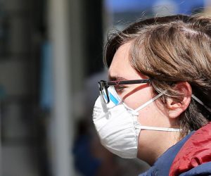 17.04.2020., Sibenik - Sibencani se pridrzavaju naputaka Stozera civilne zastite i nose maske na licu za zastitu od koronavirusa. 

Photo: Dusko Jaramaz/PIXSELL