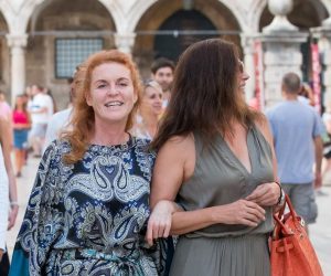 18.07.2014., Stara gradska jezgra, Dubrovnik - Sarah Ferguson, vojvotkinja od Yorka u drustvu Slavice Ecclestone iskrcala se s jahte Maltese Falcon, prosetala gradom i popila kavu s gradonacelnikom Androm Vlahusicem.
Photo: Grgo Jelavic/PIXSELL