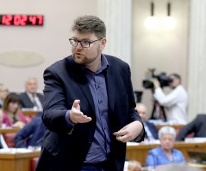 18.10.2019., Zagreb - U Saboru je uz stalnu opstrukciju oporbenih zastupnika pocelo glasovanje o raspravljenim tockama dnevnog reda. Rezultati glasovanja pokazuju da su problemi u vladajucoj koaliciji rijeseni. Pedja Grbin Photo: Patrik Macek/PIXSELL