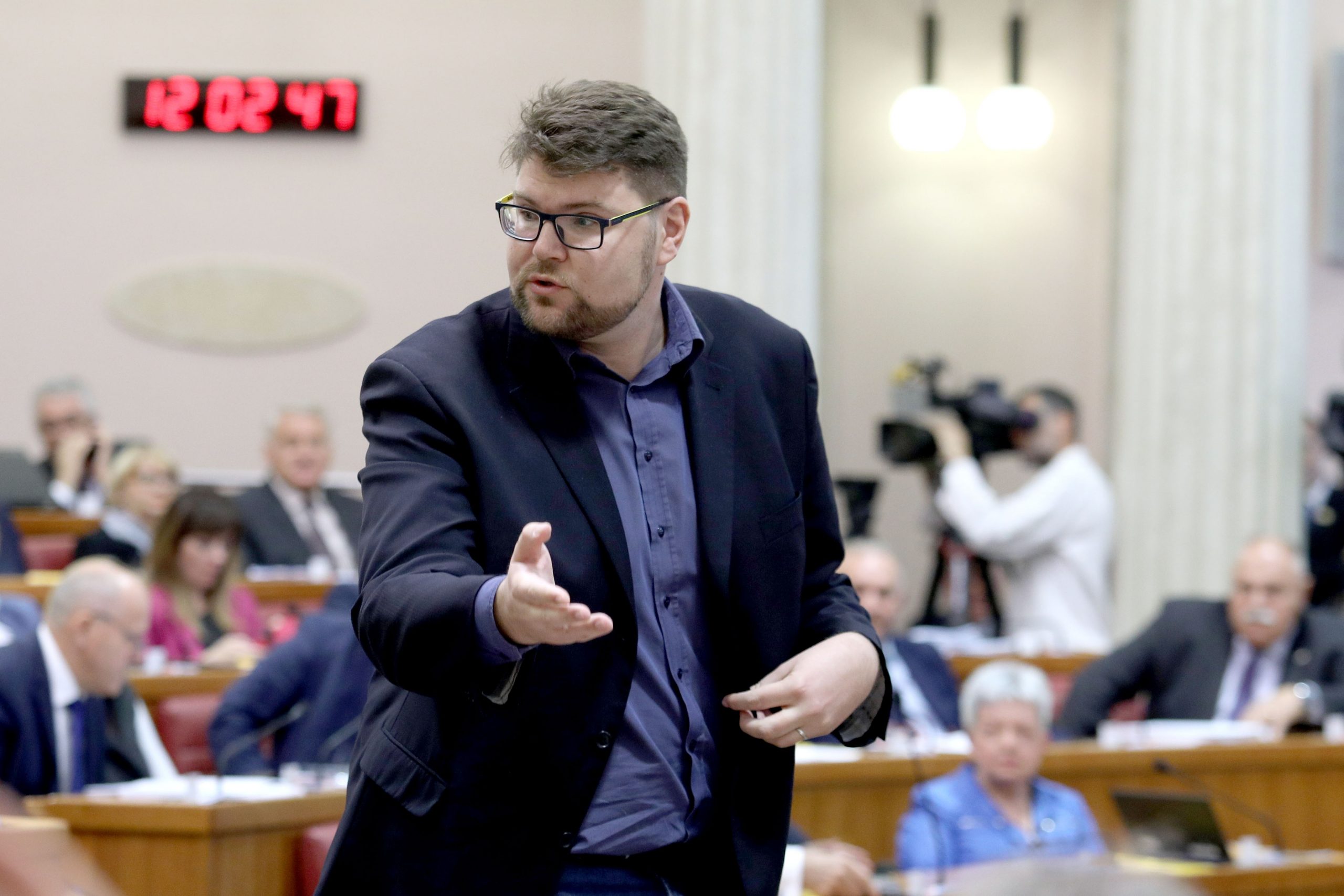 18.10.2019., Zagreb - U Saboru je uz stalnu opstrukciju oporbenih zastupnika pocelo glasovanje o raspravljenim tockama dnevnog reda. Rezultati glasovanja pokazuju da su problemi u vladajucoj koaliciji rijeseni. Pedja Grbin Photo: Patrik Macek/PIXSELL
