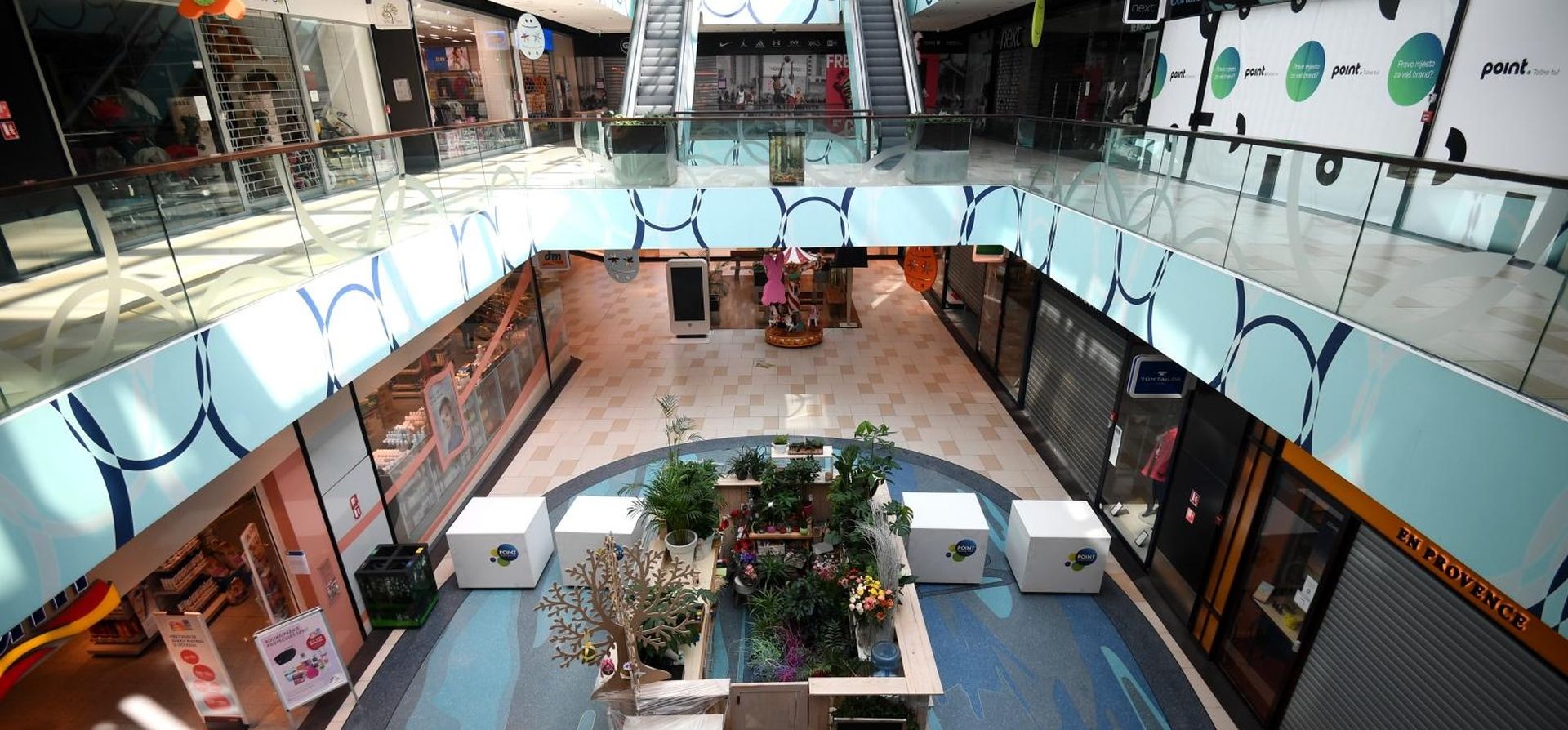 19.03.2020., Zagreb - Trgovacki centar Point, sve trgovine u trgovackim centrima su zatvorene izuzev onih koje prodaju prehrambene i higijenske artikle te ljekove. 
Photo: Marko Lukunic/PIXSELL
