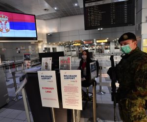 19.03.2020., Beograd, Srbija - Putnici na aerodromu cekaju posljednji let za Istanbul, posto su svi komercijalni medjunarodni letovi u zracnoj luci"Nikola Tesla" u Beogradu obustavljeni danas u 12 sati. Zracna luka Nikola Tesla raditi ce samo uz specijalnu dozvolu Vlade Srbije. Photo: Srdjan Ilic/PIXSELL