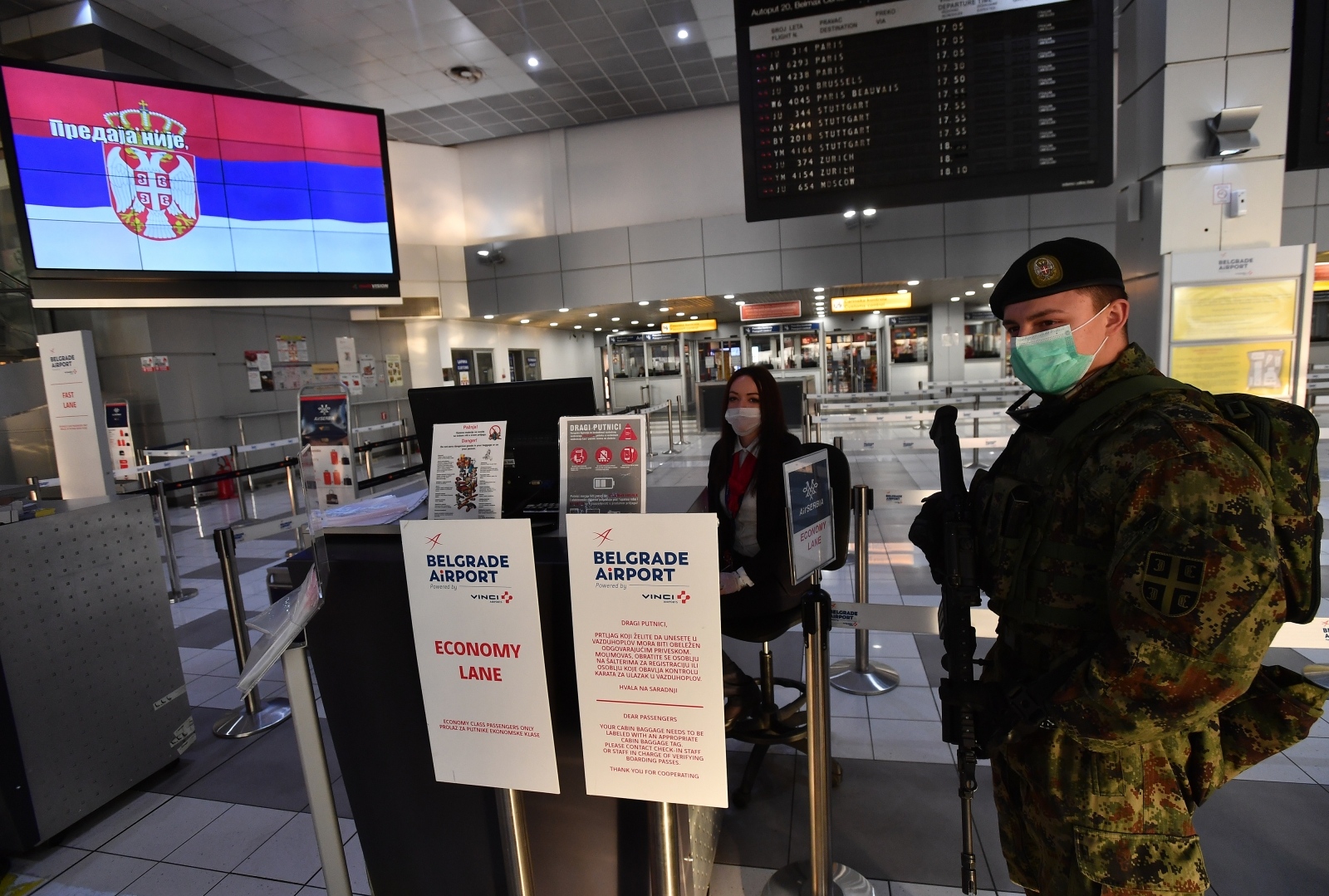 19.03.2020., Beograd, Srbija - Putnici na aerodromu cekaju posljednji let za Istanbul, posto su svi komercijalni medjunarodni letovi u zracnoj luci"Nikola Tesla" u Beogradu obustavljeni danas u 12 sati. Zracna luka Nikola Tesla raditi ce samo uz specijalnu dozvolu Vlade Srbije. Photo: Srdjan Ilic/PIXSELL